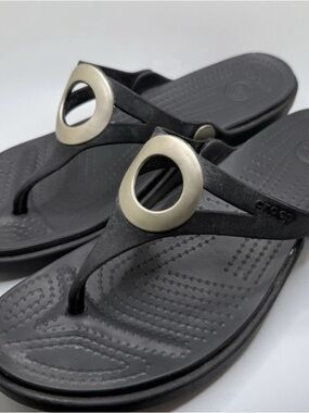 CROCS Women’s Black Thong Sandals with Gold Accent size 10 summer